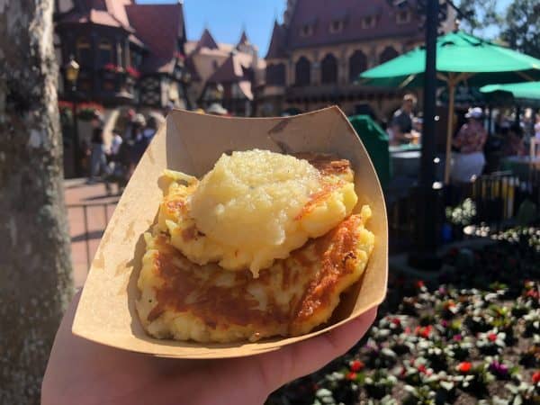potato pancakes with apple sauce - bauernmarkt - flower and garden 2022