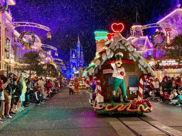 goofy float mickey's once upon a christmastime parade