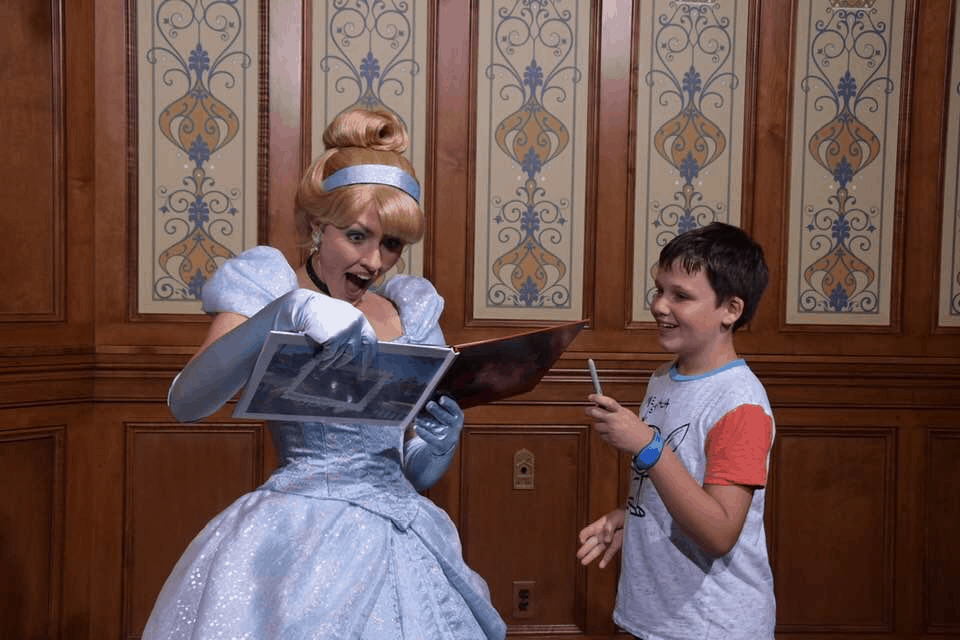 How to meet Disney characters (with autograph ideas)