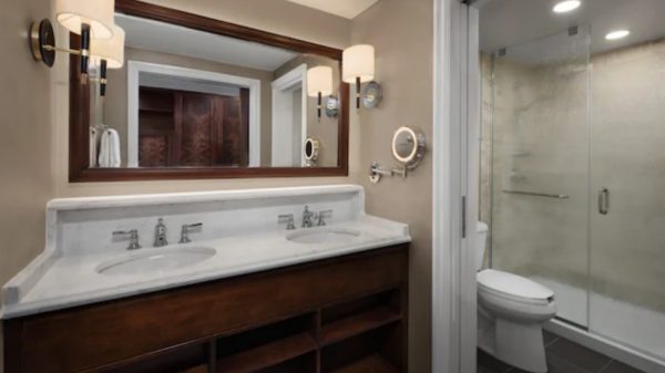 Disney's Yacht Club standard room bathroom